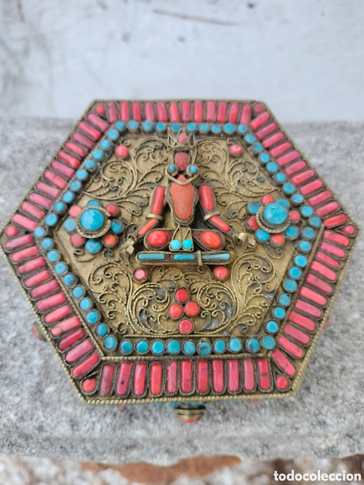 Antig&uuml;edades: Antigua ja joyero hexagonal plata sobre dorada tibetana final siglo XIX con turquesa y coral