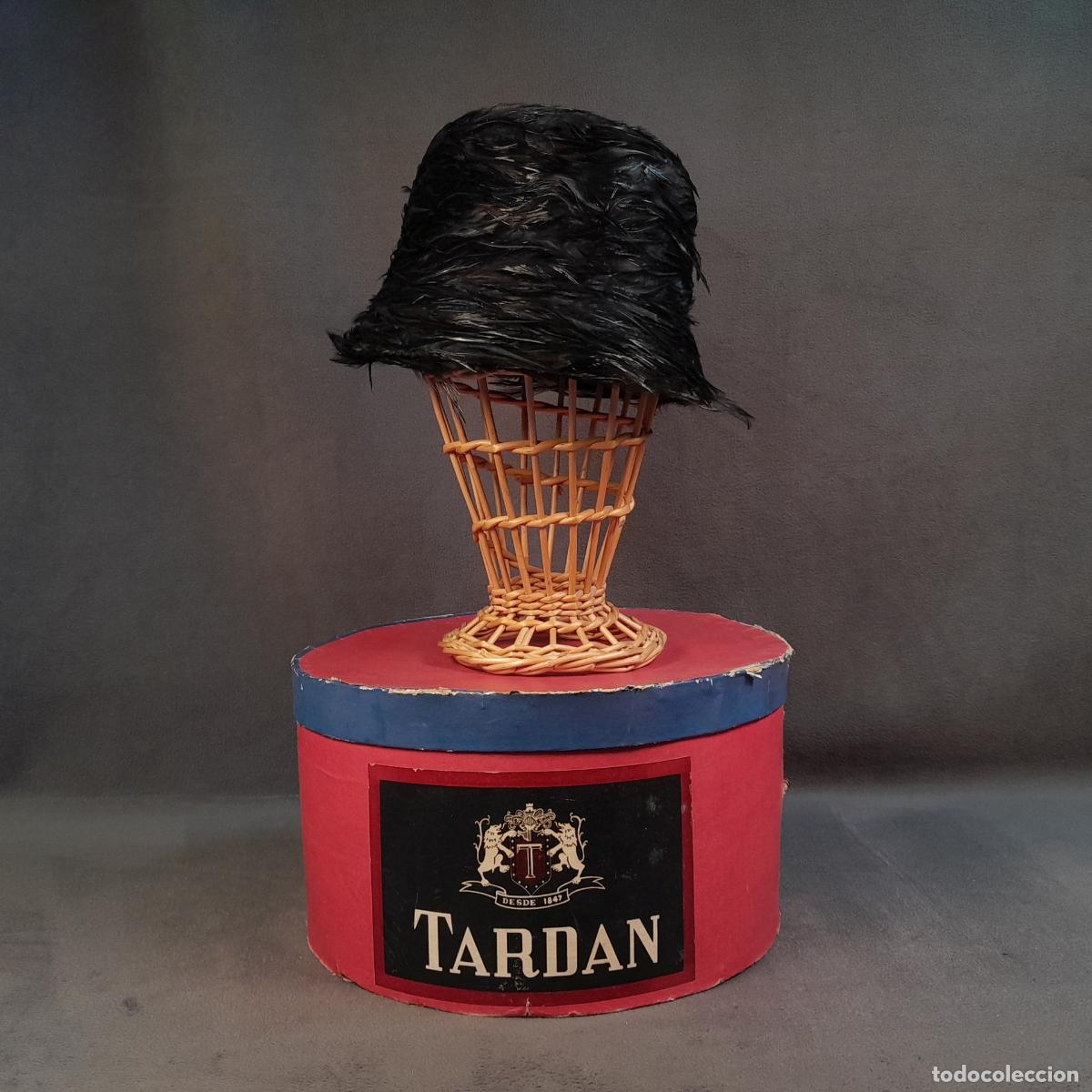 Antiques: S-438. SOMBRERO DE PLUMAS. PLUMAS, TELA Y CART&Oacute;N. SIGLO XX