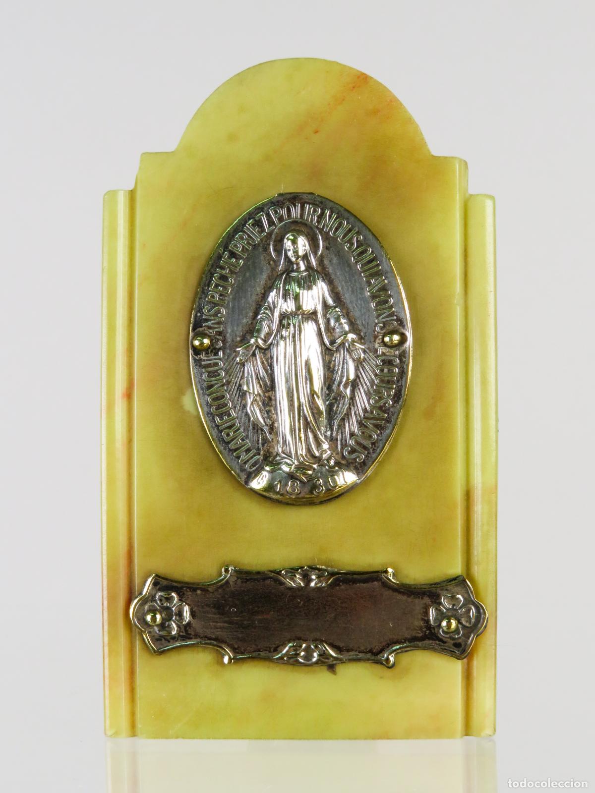 Antig&uuml;edades: Placa puerta medalla Virgen Milagrosa celuloide y metal plateado primera mitad S XX