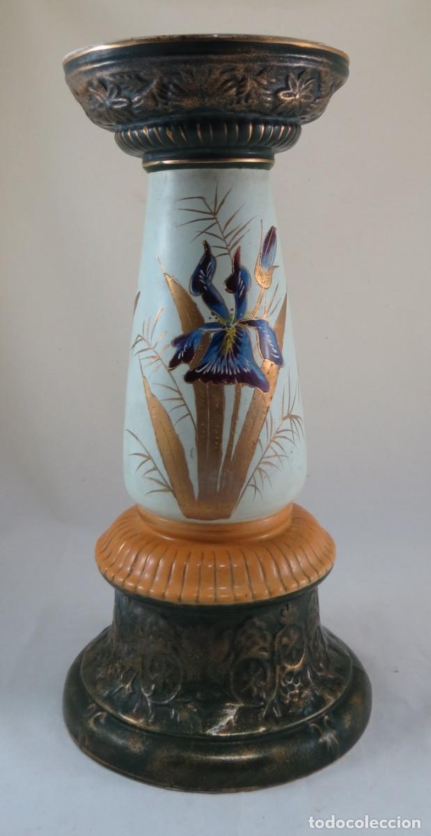 Antig&uuml;edades: Coluna Arte Nova faian&ccedil;a decorada com l&iacute;rios; Altura &ndash; 46cm; Di&acirc;metro superior &ndash; 20cm;