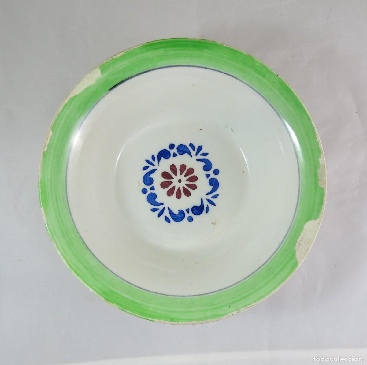 Antig&uuml;edades: Ta&ccedil;a em cer&acirc;mica de uma F&aacute;brica do Norte decorada com uma borda verde; Di&acirc;metro &ndash; 23cm
