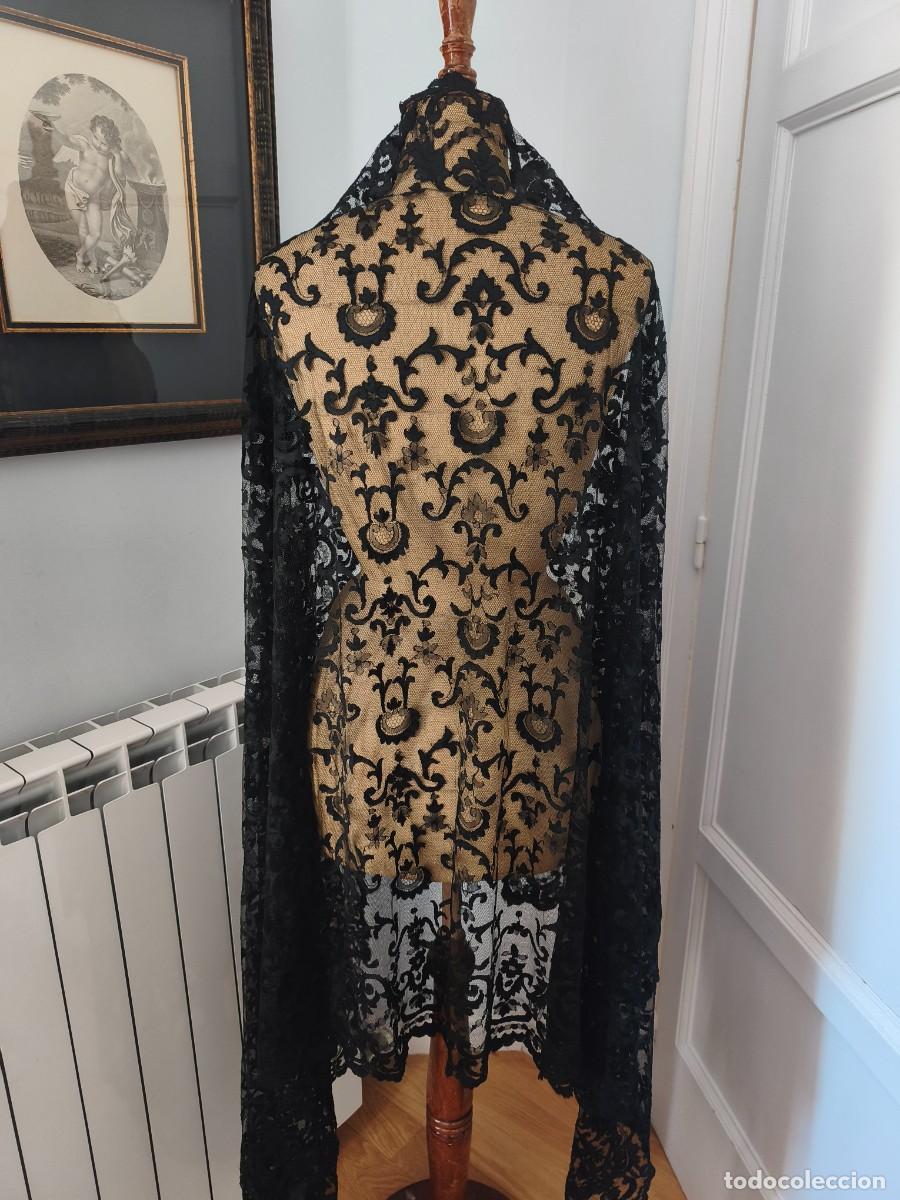 Antig&uuml;edades: ANTIGUA MANTILLA DE ENCAJE SOBRE TUL 230X150 CM.