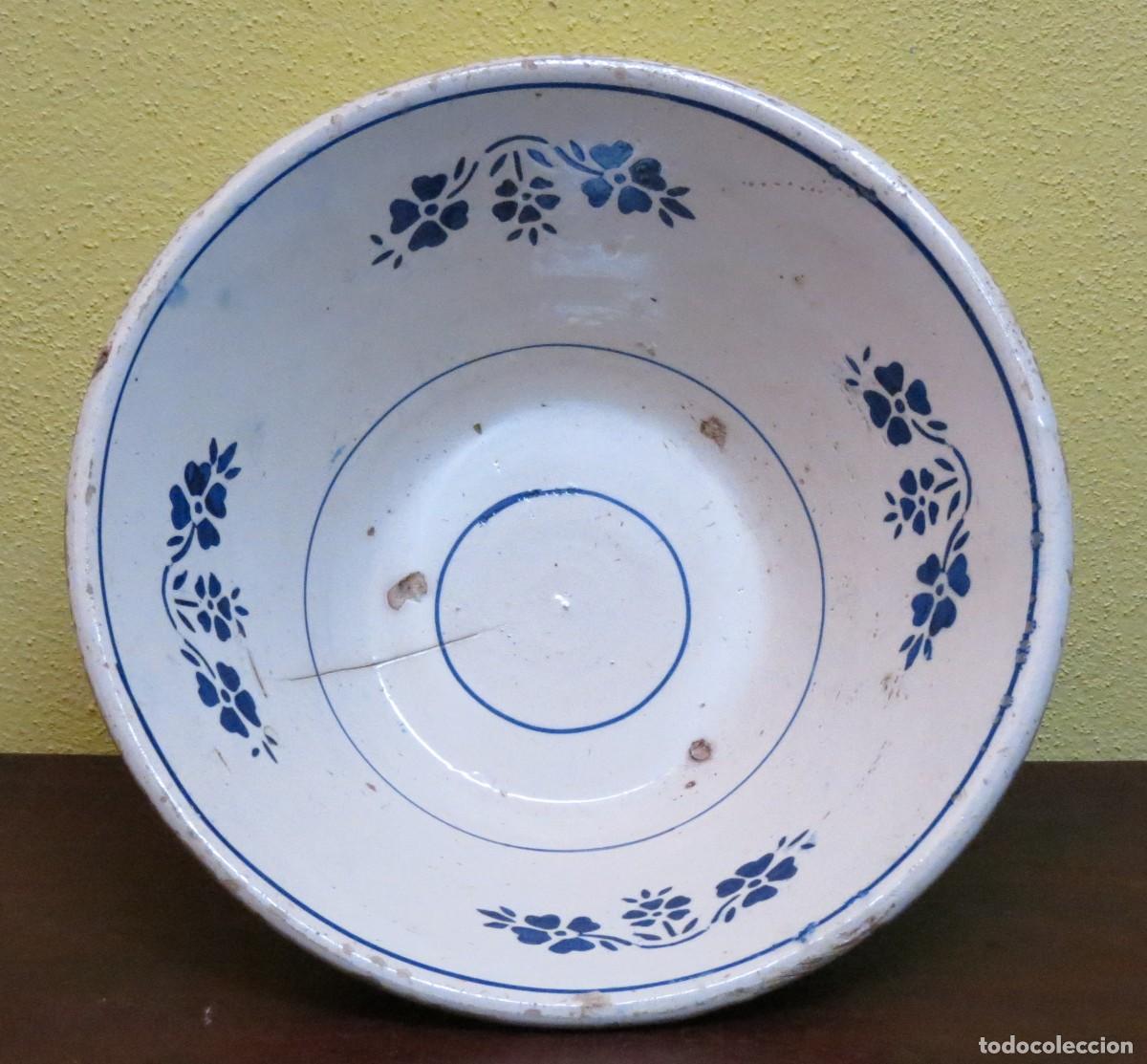 Antig&uuml;edades: Bacia em Faian&ccedil;a Portuguesa de Coimbra; n&ordm;7 Decorada com Flores; Di&acirc;metro - 26cm; Altura - 10.5cm;