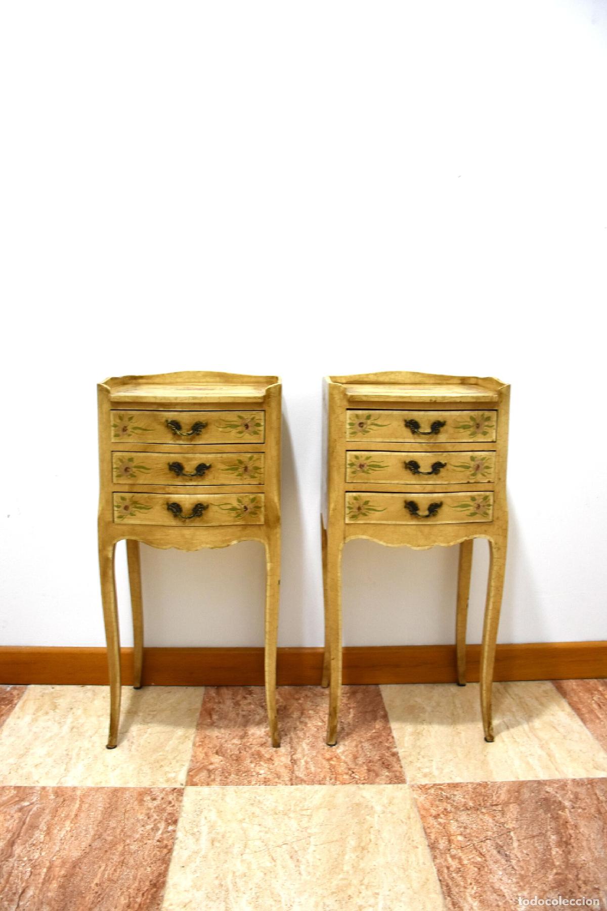 Antig&uuml;edades: Pareja de mesitas Luis XV decoracion floral