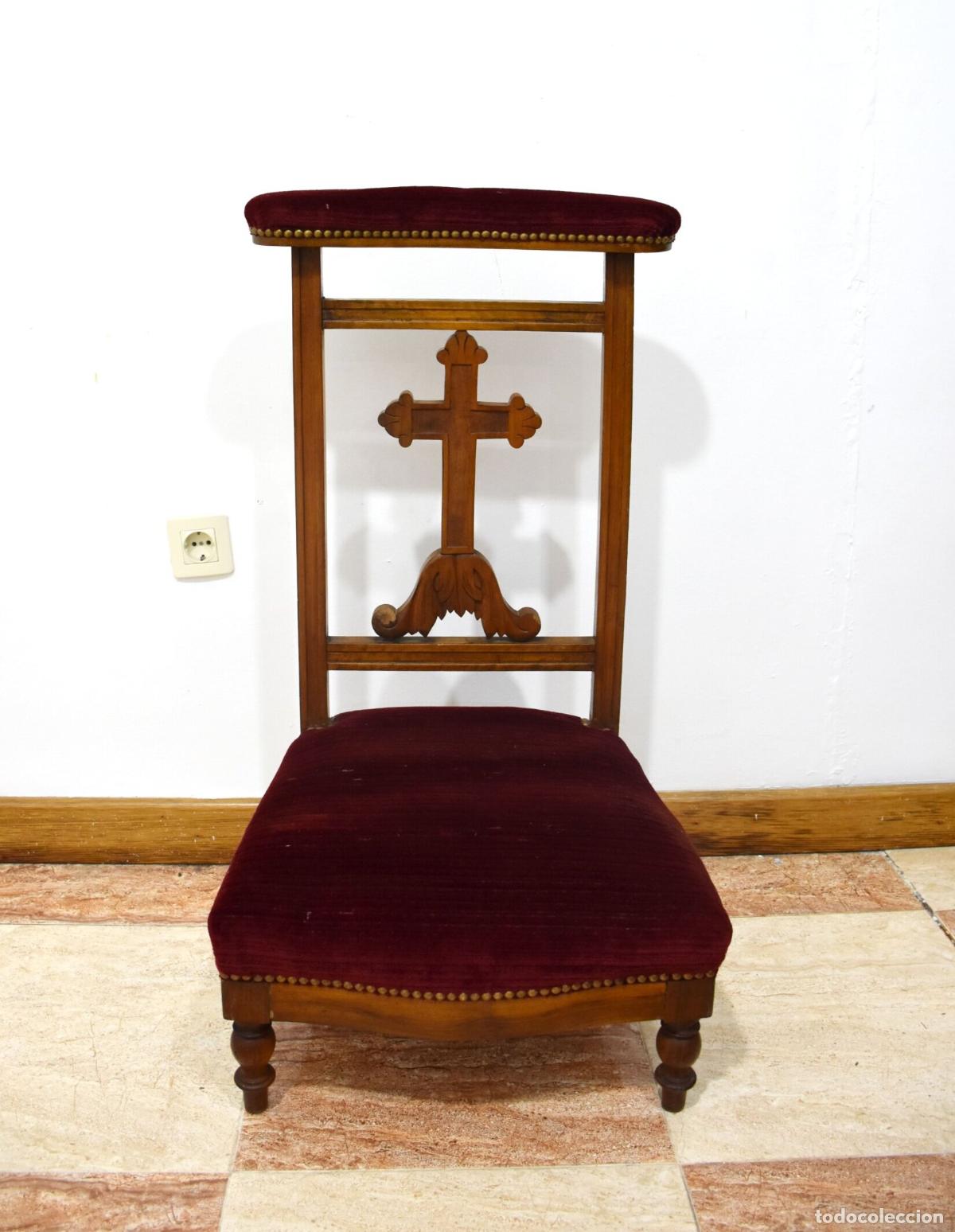 Antig&uuml;edades: Reclinatorio antiguo tapizado granate