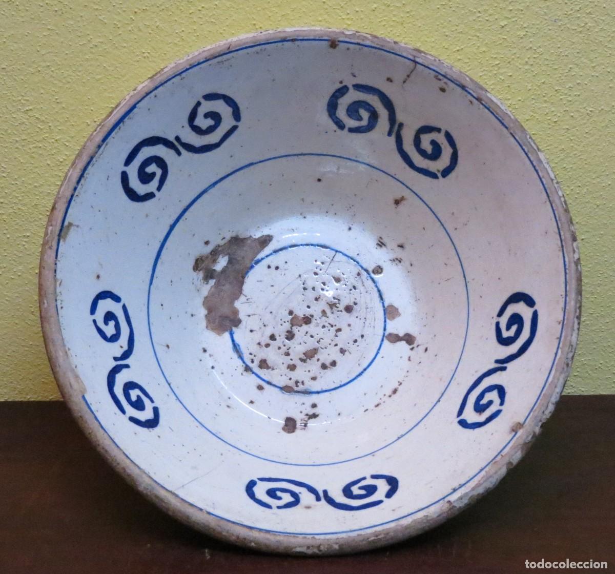 Antig&uuml;edades: Bacia em Faian&ccedil;a Portuguesa de Coimbra; n&ordm;8 Di&acirc;metro - 26cm; Altura - 10.5cm;