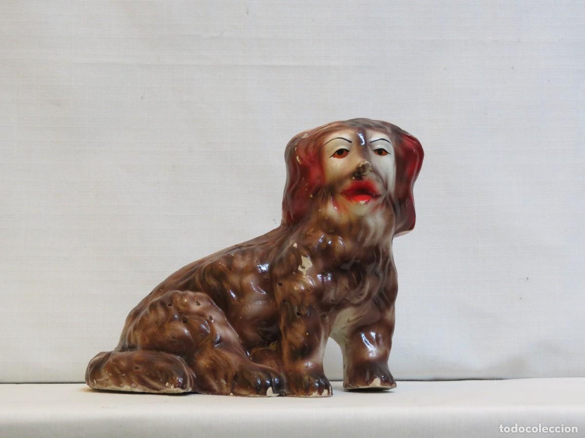 Antig&uuml;edades: Mealheiro antigo em figura de c&atilde;o - Barcelos; Altura - 16cm; Comprimento - 20cm; Em muito bom estado
