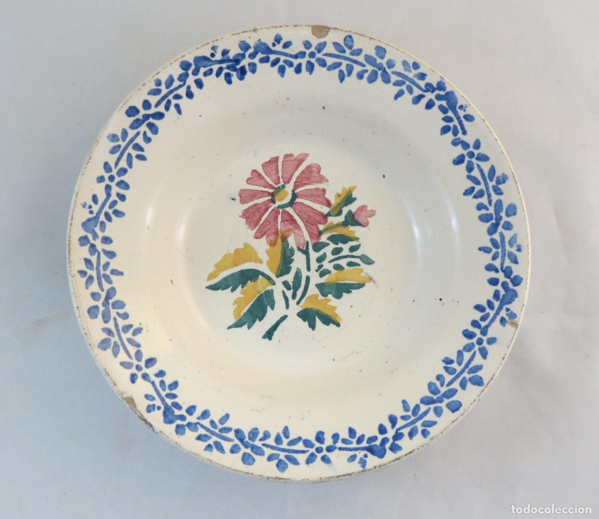 Antig&uuml;edades: Prato F&aacute;brica do Norte faian&ccedil;a decorado com flor; Di&acirc;metro &ndash; 23cm;