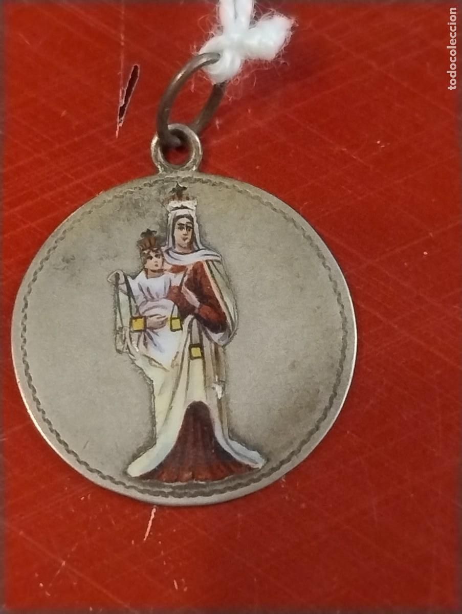 Antig&uuml;edades: Antigua y bonita medalla de la Virgen del Carmen en esmalte. Unos 2 cm de di&aacute;metro.