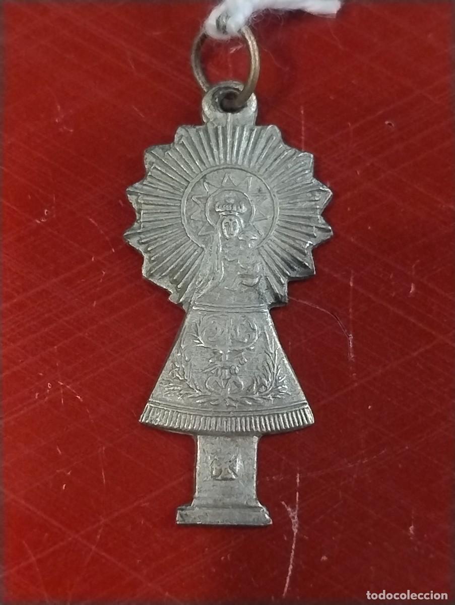 Antig&uuml;edades: Antigua y bonita medalla con la silueta de la Virgen del Pilar. 3 x 1,50 cm