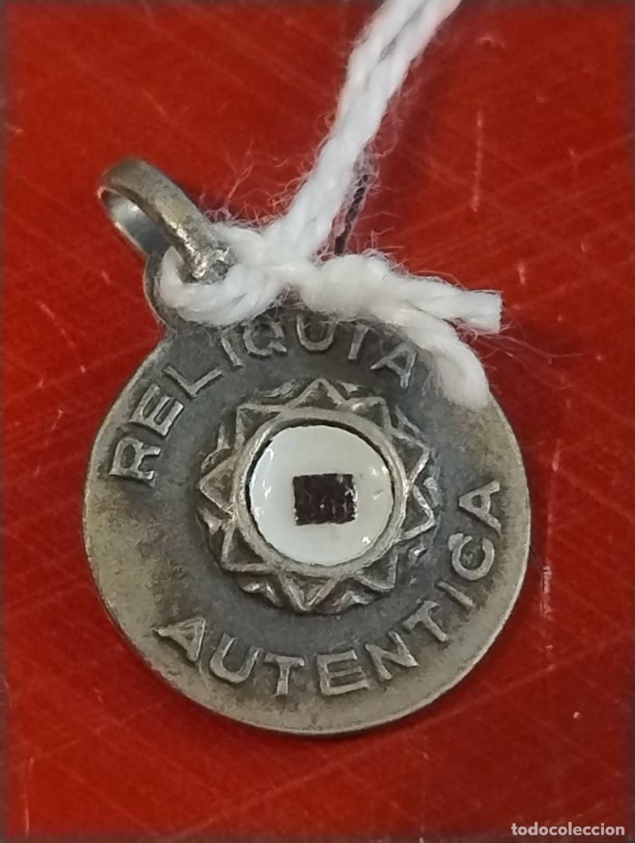 Oggetti Antichi: Curiosa medalla con reliquia del Padre Dami&aacute;n. 1,50 cm de di&aacute;metro