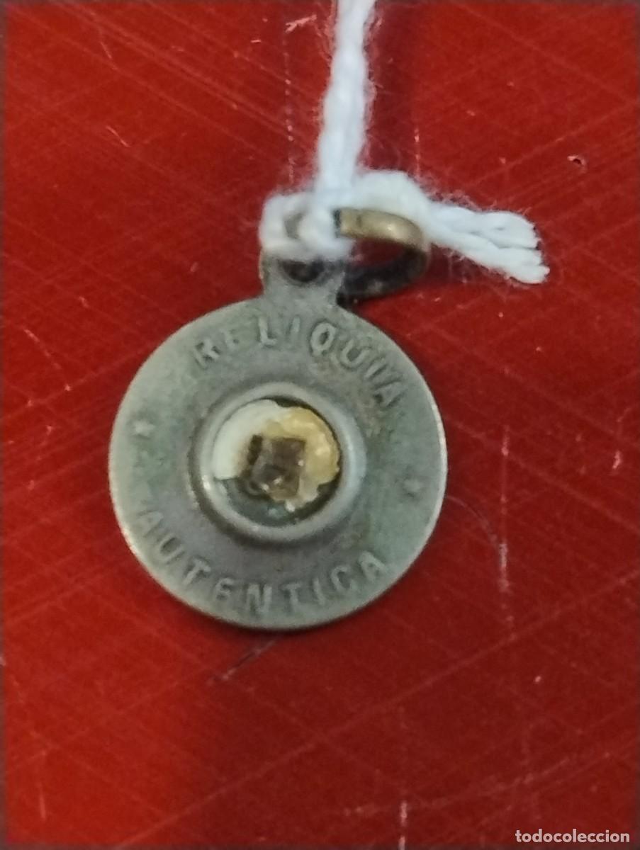 Oggetti Antichi: Curiosa medalla con reliquia del Padre Dami&aacute;n. 1 cm de di&aacute;metro