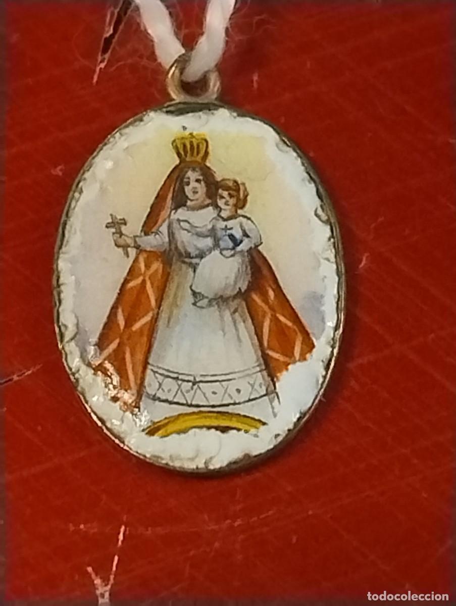 Antig&uuml;edades: Bonita y antigua medalla en esmalte Virgen de la Caridad del cobre, patrona de Cuba. 1,50 x 1 cm