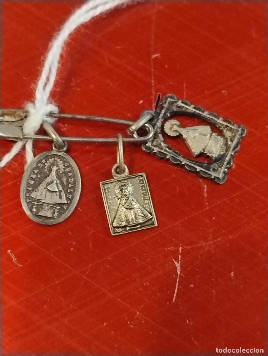 Antig&uuml;edades: Lote de 3 medallitas antiguas de Nuestra Se&ntilde;ora de Guadalupe. La mas grande mide 1 cm