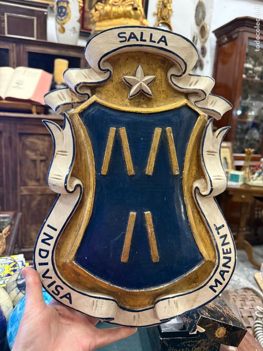 Antig&uuml;edades: ESCUDO COLEGIO DE LA SALLE TALLADO EN MADERA - MEDIDA 41X28 CM