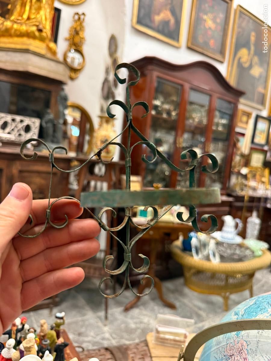 Antig&uuml;edades: ANTIGUO MACETERO DE METAL - MEDIDA 19X17 CM Y MACETA 8 CM