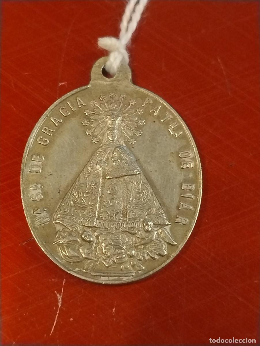 Antig&uuml;edades: Curiosa medalla de Nuestra Se&ntilde;ora del Gracia de Biar. Alicante. 3 x 2,50 cm