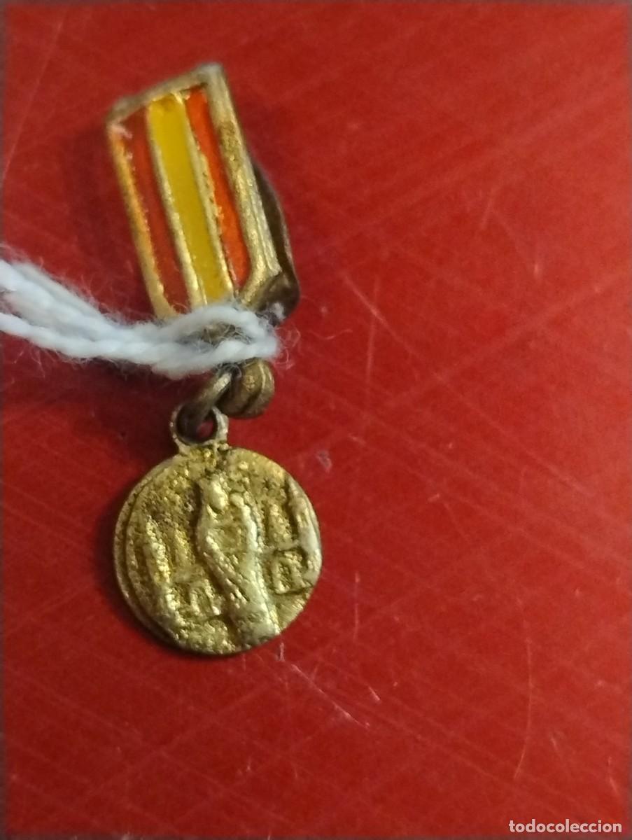 Antig&uuml;edades: Curiosa medalla patri&oacute;tica con bandera de Espa&ntilde;a de la Virgen del Pilar.