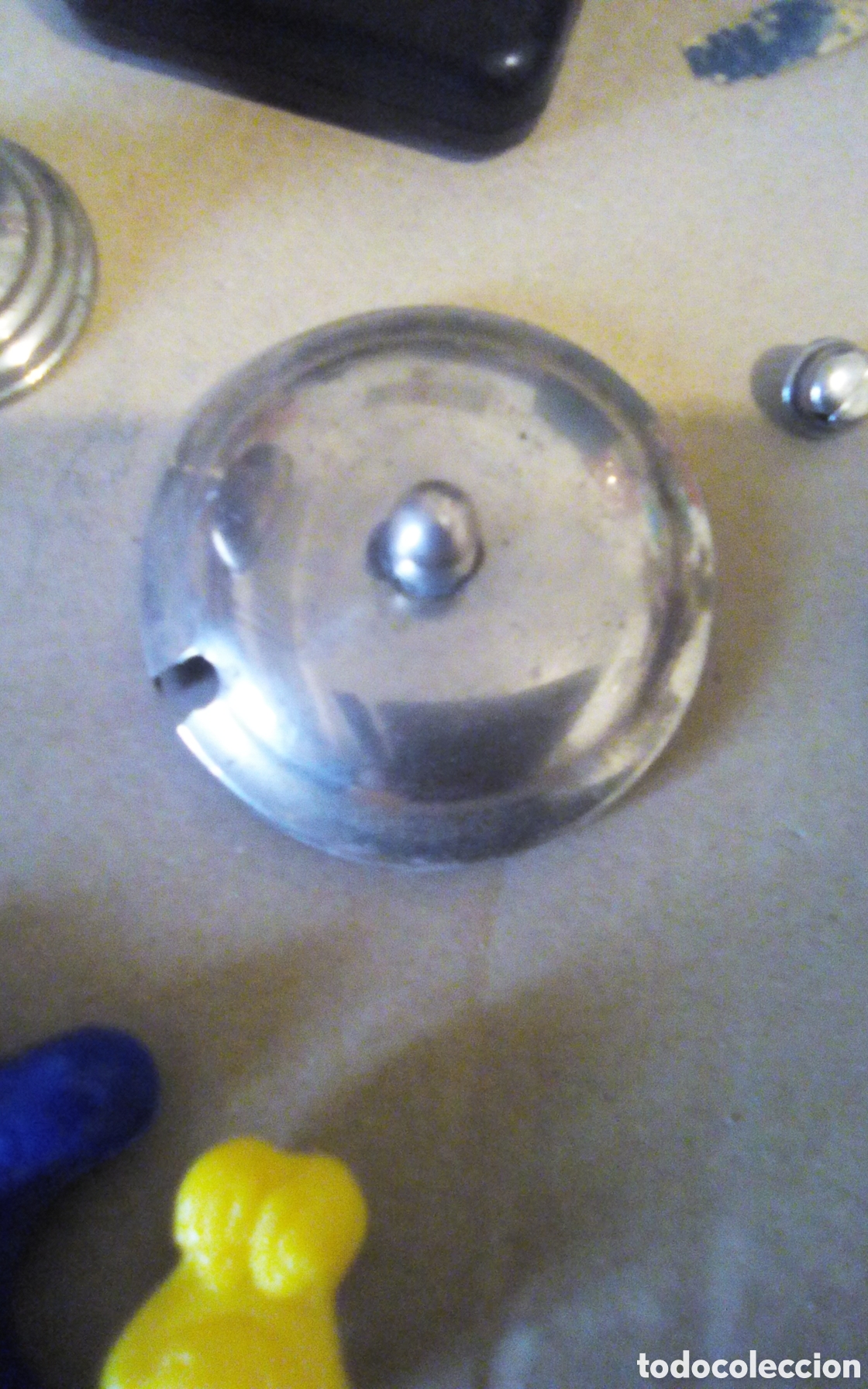 Antig&uuml;edades: Antigua tapita de azucarero. Acero inox, mide 6,5 cm.