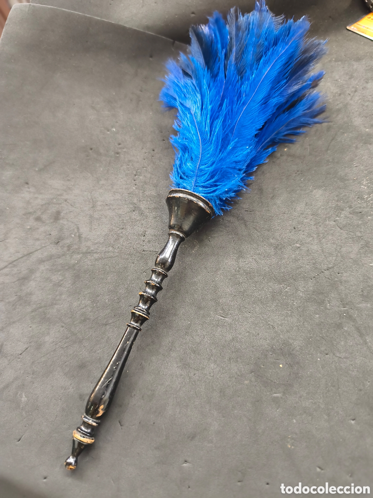 Antig&uuml;edades: Antiguo plumero con plumas azul cobalto y mango de madera principios S XX