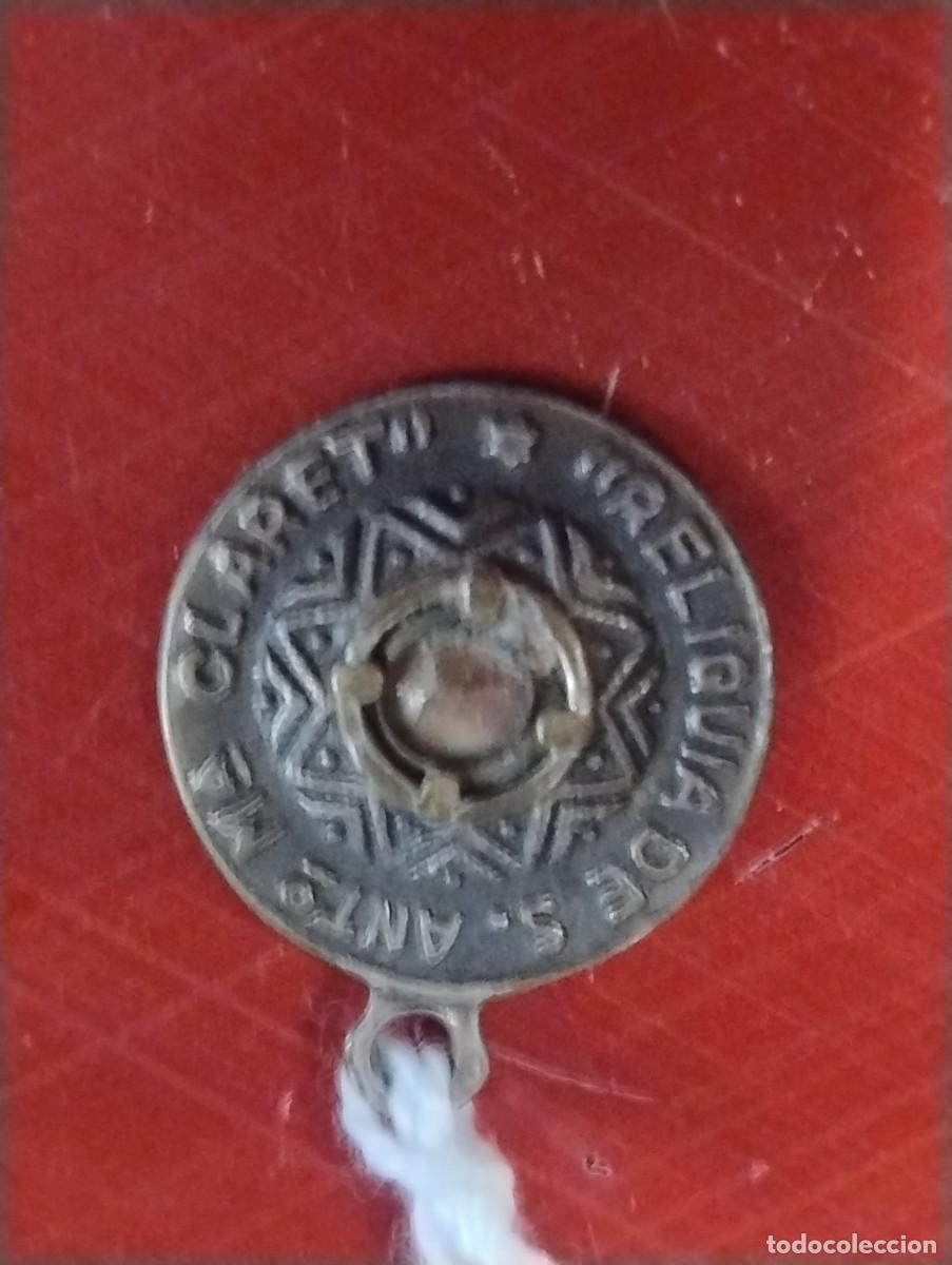 Antig&uuml;edades: Antigua medalla con reliquia de Santa Mar&iacute;a Claret. Unos 1,50 cm