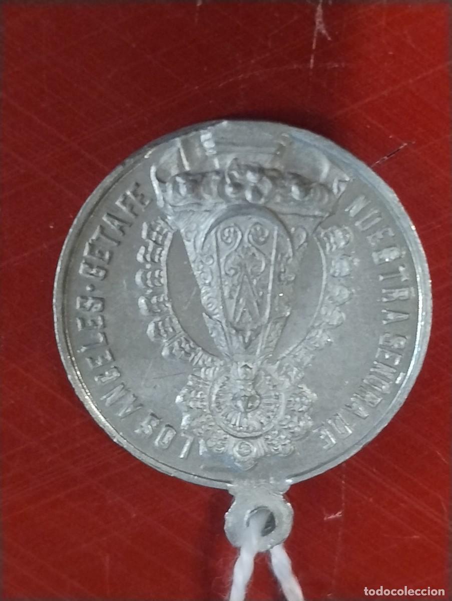 Antig&uuml;edades: Medalla de Nuestra Se&ntilde;ora de los &Aacute;ngeles. Recuerdo de la peregrinaci&oacute;n en 1910. Unos 2,50 cm