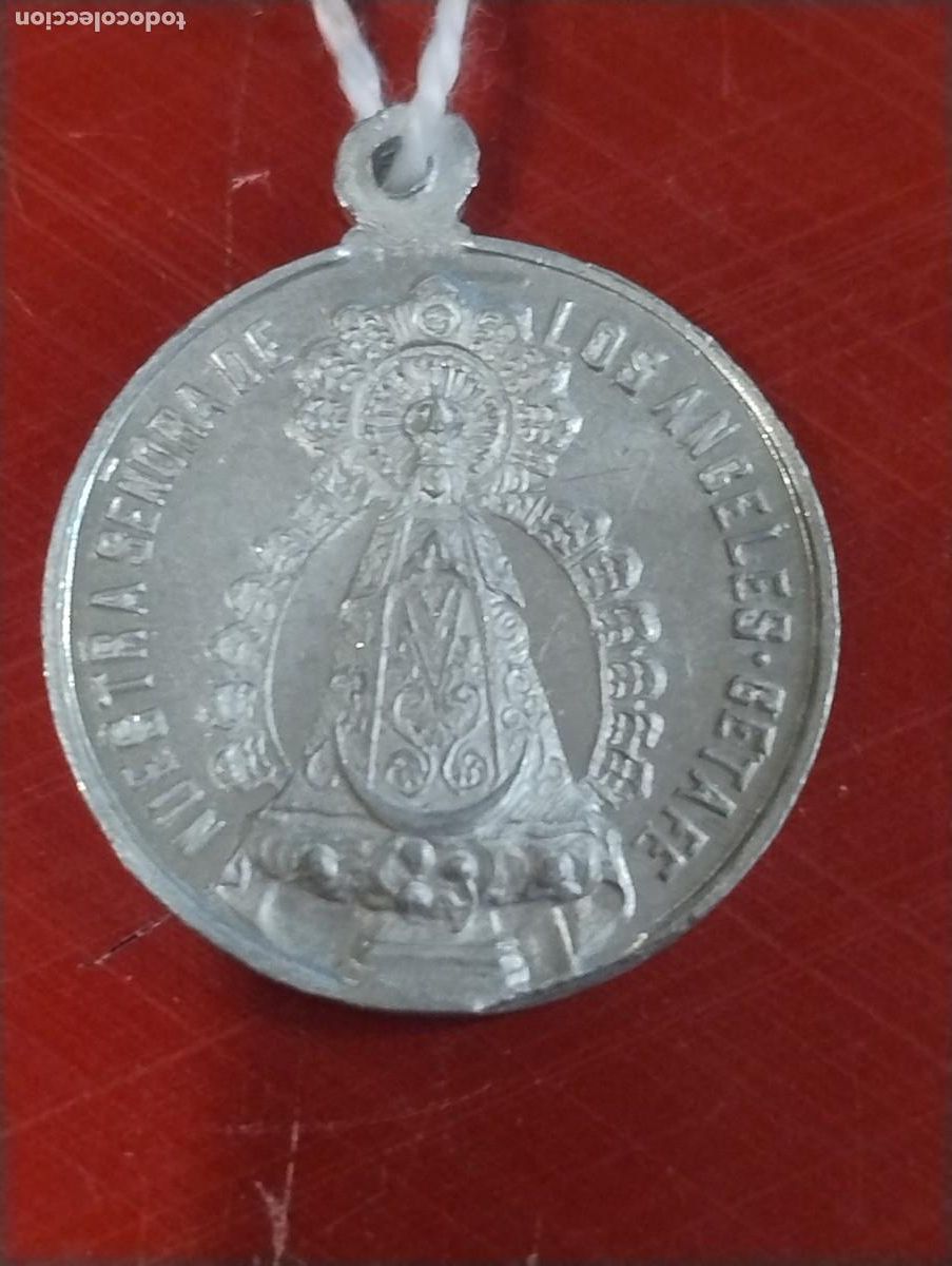 Antig&uuml;edades: Medalla de Nuestra Se&ntilde;ora de los &Aacute;ngeles. Recuerdo de la peregrinaci&oacute;n en 1910. Unos 2,50 cm