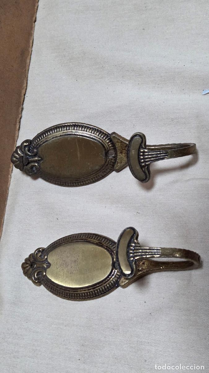 Antig&uuml;edades: 2colgadoes de metal de pared - Foto 1