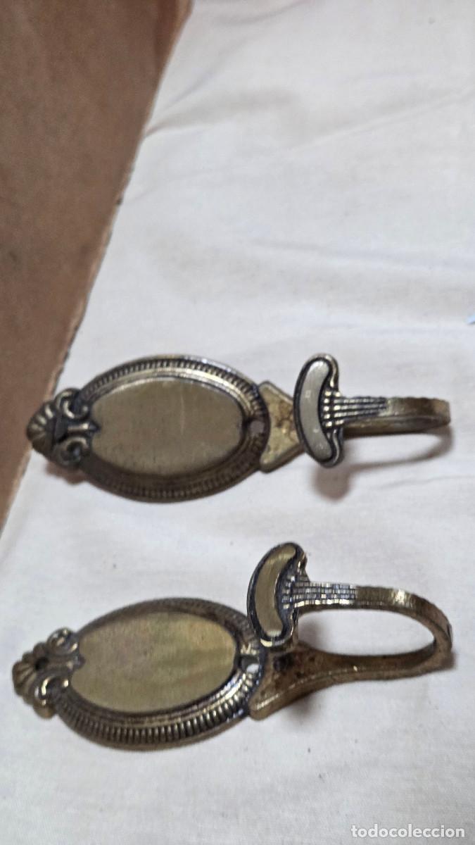 Antig&uuml;edades: 2colgadoes de metal de pared