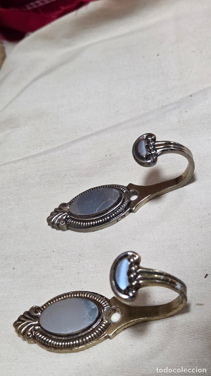 Antig&uuml;edades: 2colgadoes de metal de pared