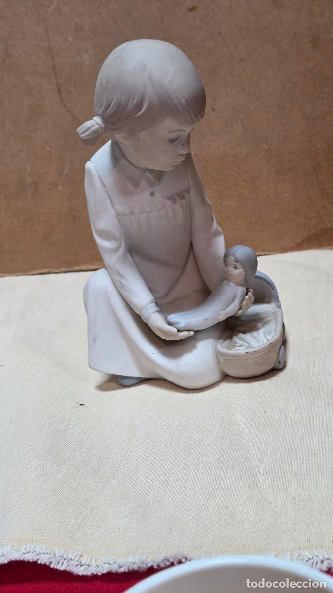 Antig&uuml;edades: figura de porcelana firmada