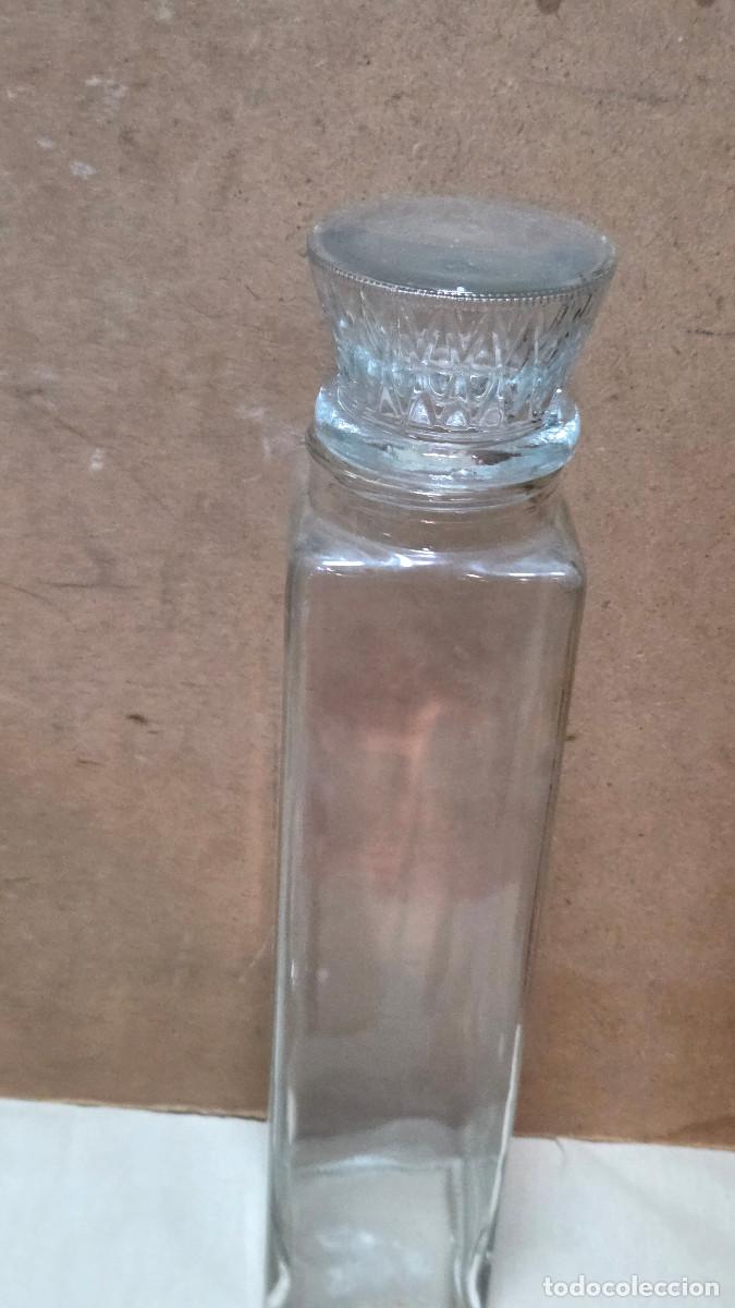 Antig&uuml;edades: botella de cristal transparente