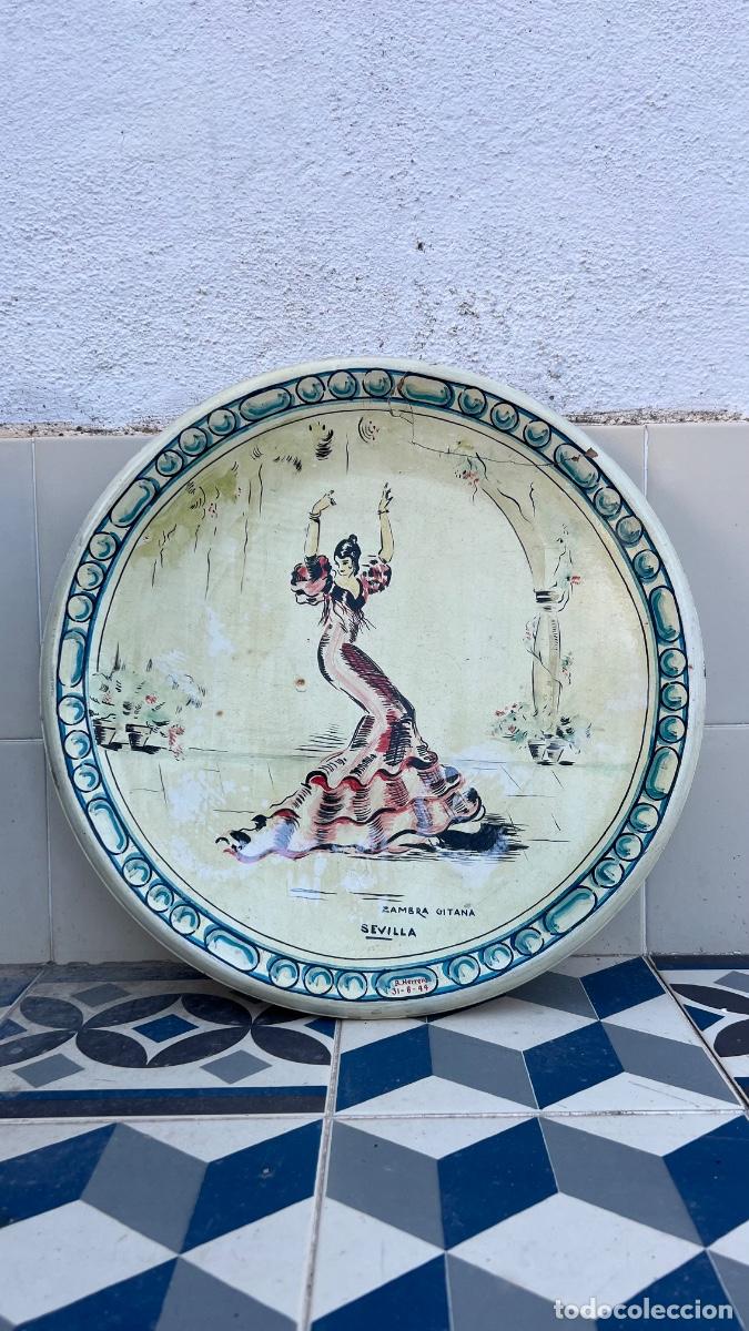 Antig&uuml;edades: Gran plato cer&aacute;mica de colgar pintado herrero 1944 Triana zambra gitana mensaque 40cms