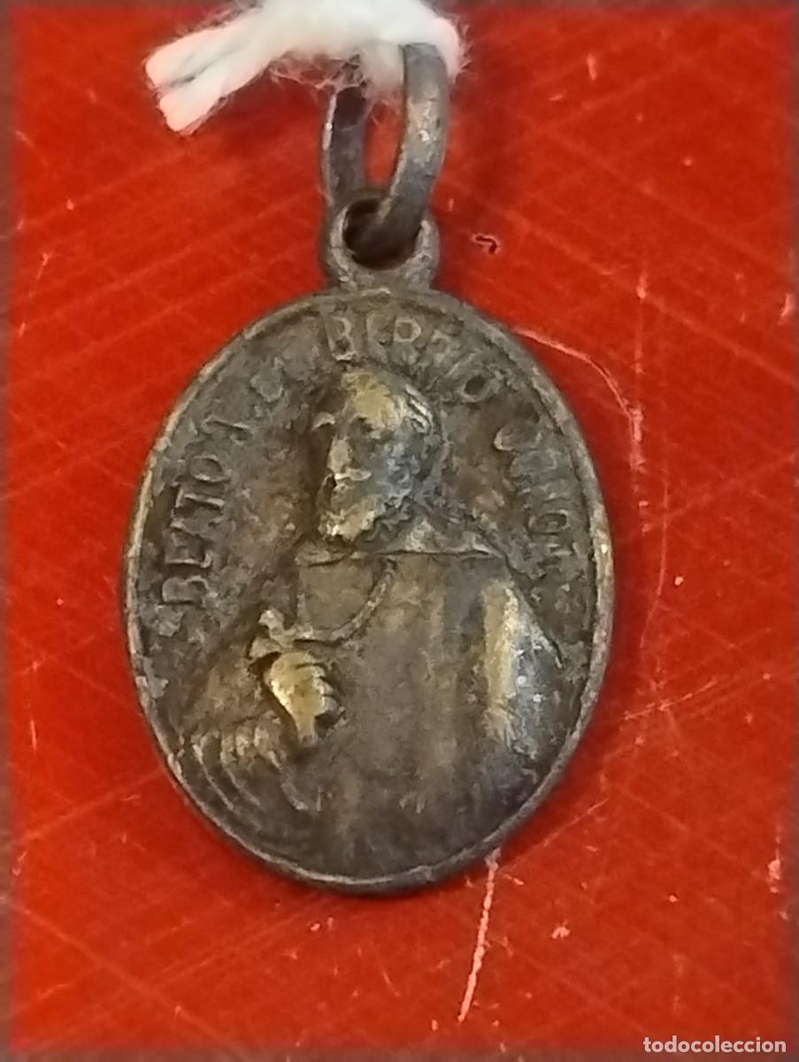Antig&uuml;edades: Curiosa medalla con reliquia Valent&iacute;n de Berriochoa. Unos 2 x 1,50 cm