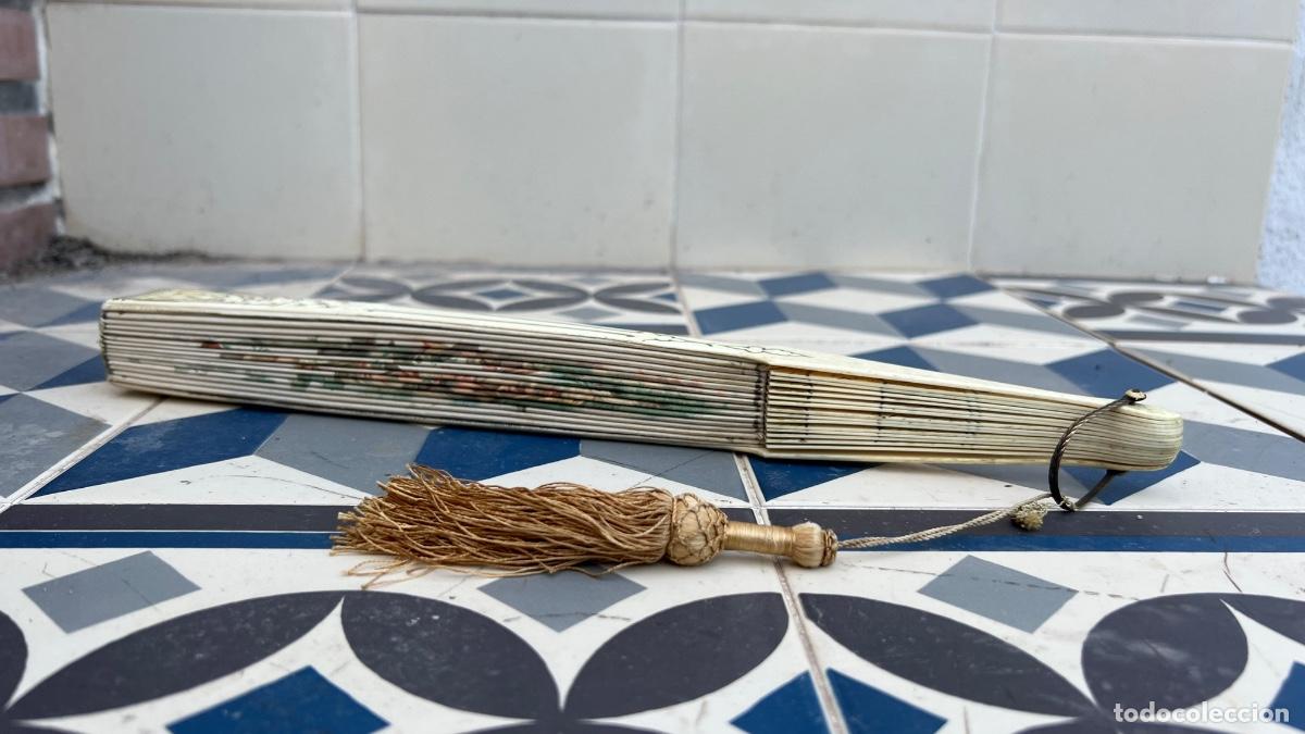 Oggetti Antichi: Gran abanico ppio s XX hueso tallado recuerdo firma a. lauronce seda pastoral j&oacute;venes impreso pa&iacute;s