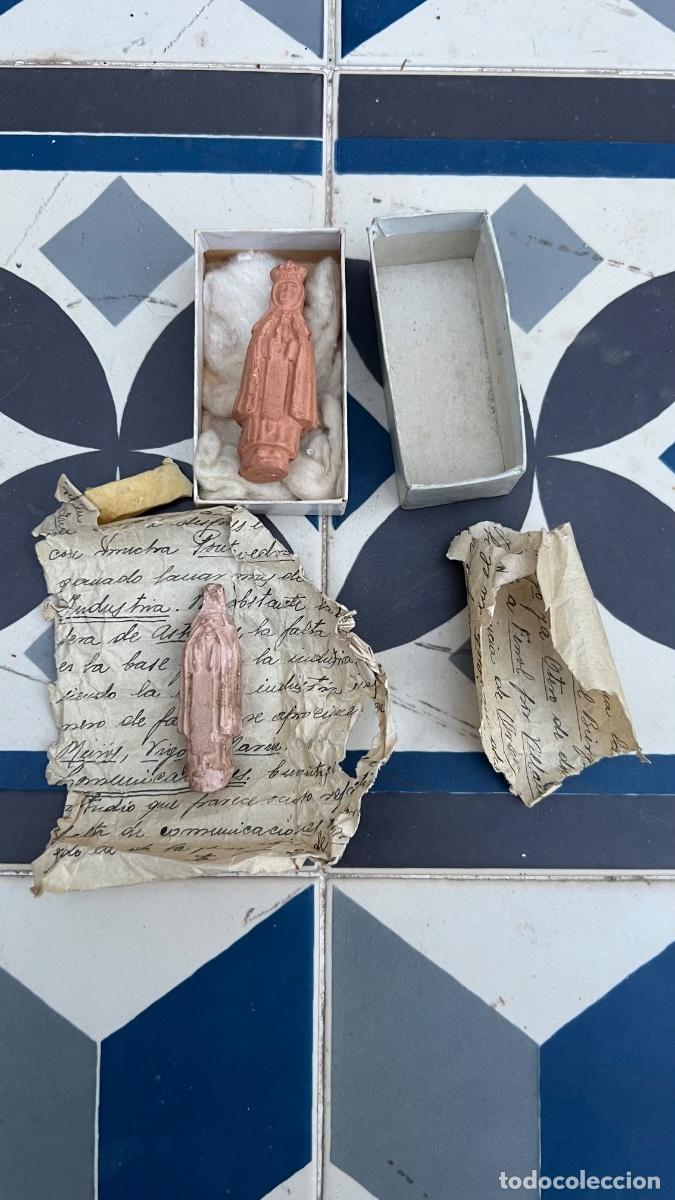 Antig&uuml;edades: Dos peque&ntilde;as v&iacute;rgenes barro en caja con algodones envueltas en papel manuscrito curadoras sanadoras