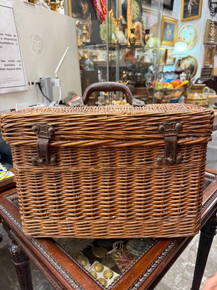 Antig&uuml;edades: ANTIGUA CESTA DE MIMBRE - MEDIDA 42X29X29 CM