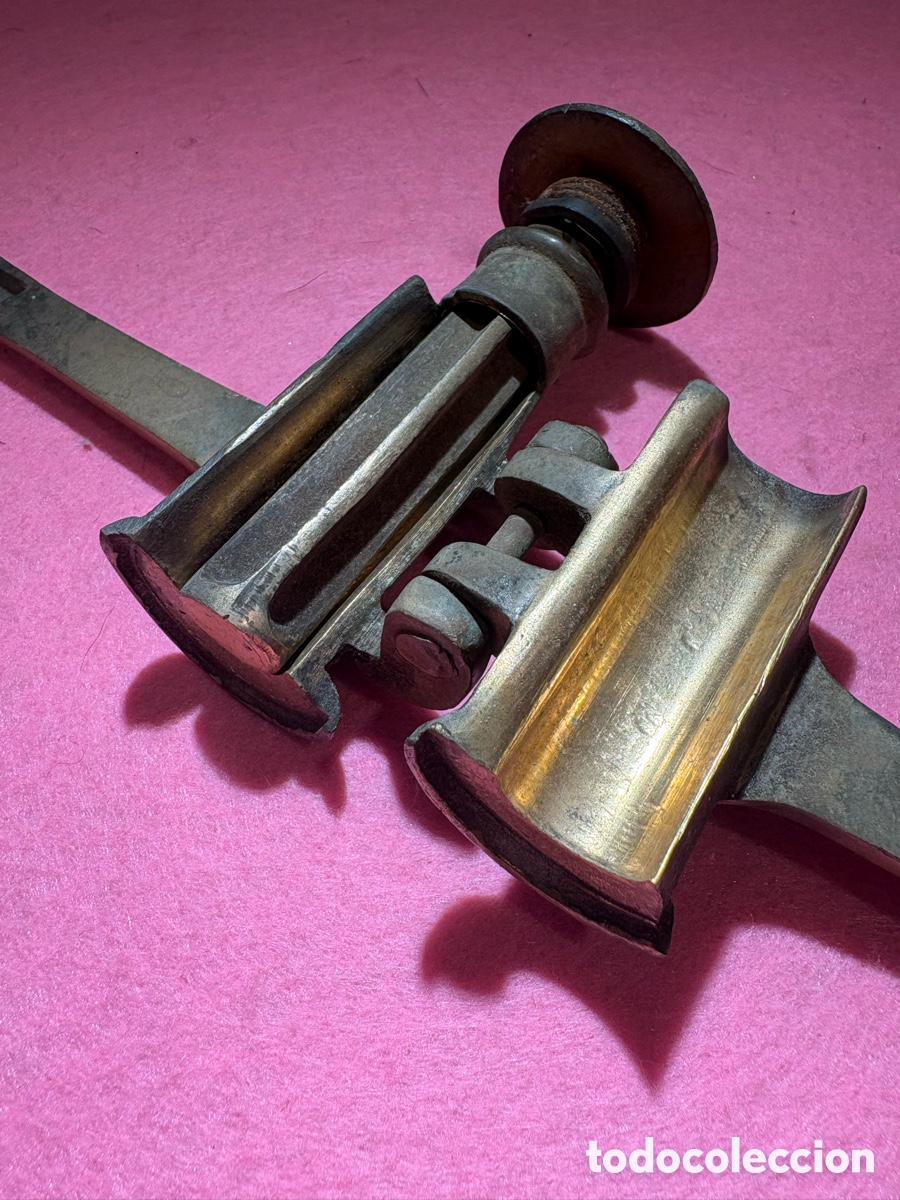 Antig&uuml;edades: Antigua encorchadora de bronce, m&aacute;quina para embotellar corchos (A23)