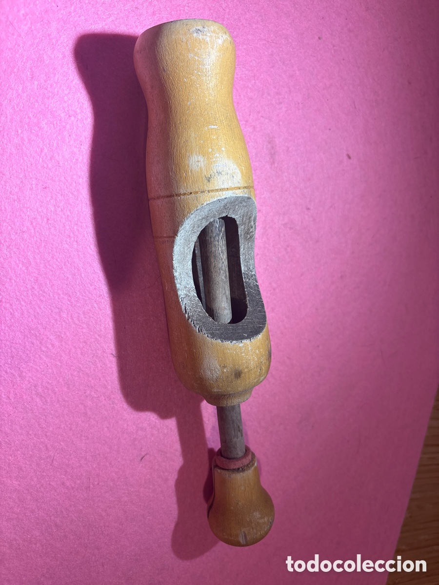 Antig&uuml;edades: Antigua encorchadora de madera (A23)
