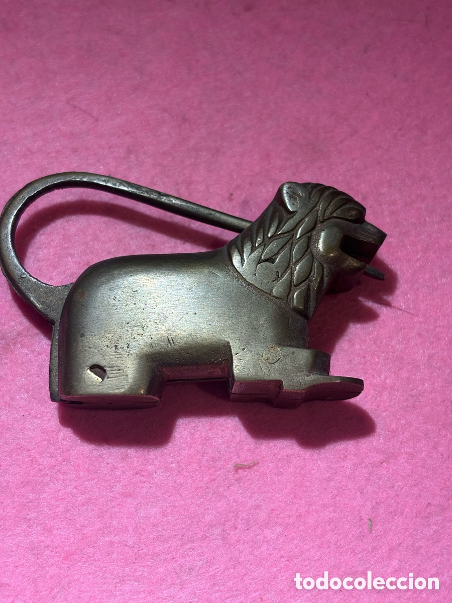 Antig&uuml;edades: Antiguo candado zoomorfo de bronce - Foto 2