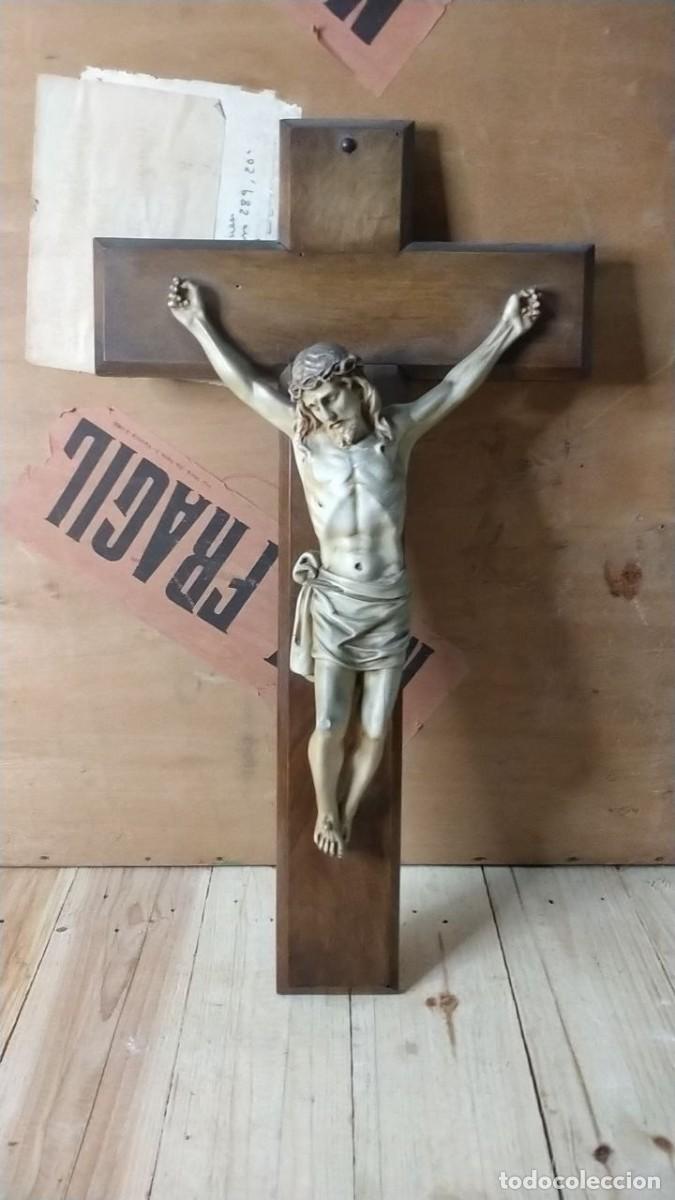 Antig&uuml;edades: Antiguo crucifijo de madera de pared,