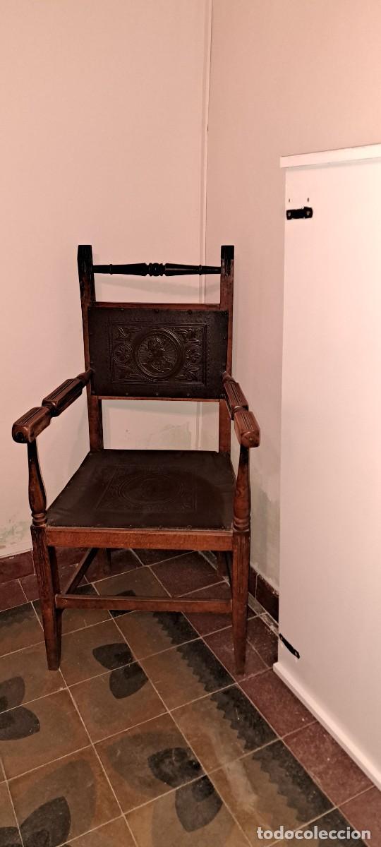 Antig&uuml;edades: ANTIGUO SILL&Oacute;N FRAILERO DE MADERA Y CUERO REPUJADO &ndash; MEDALLONES Y MOTIVOS CL&Aacute;SICOS