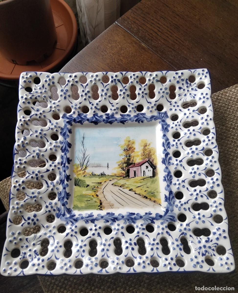 Antig&uuml;edades: Plato decorativo de pared estilo Talavera de la reina 30x30 de colgar