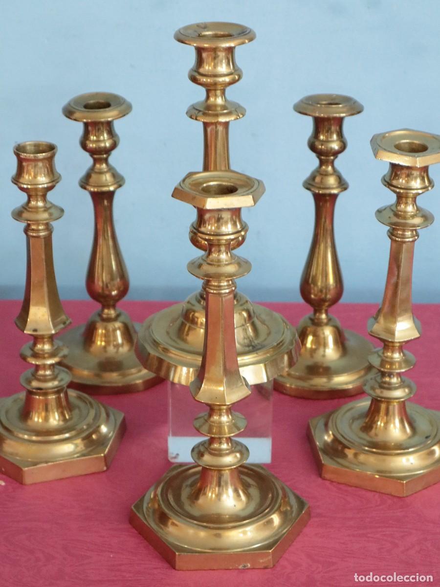 Antig&uuml;edades: Conjunto de seis candeleros de altar de caracter&iacute;sticas similares, elaborados en bronce. S.XVIII-XIX