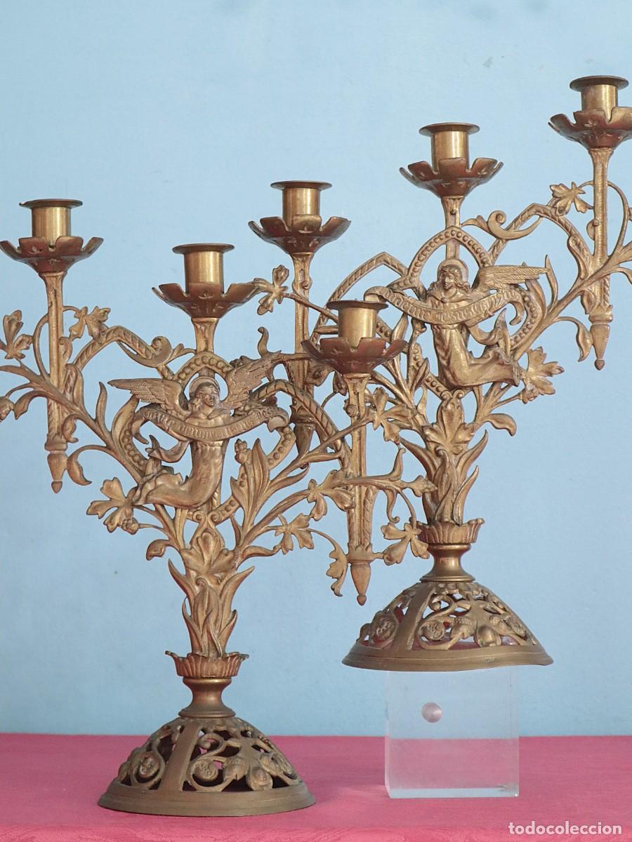 Antig&uuml;edades: Dos candelabros de altar portadores de &aacute;ngeles con cartelas. Hacia 1900. Miden 39 x 28 cm.
