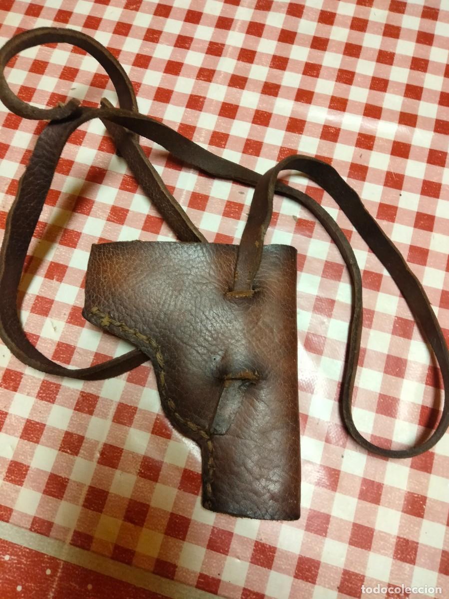 Antig&uuml;edades: Funda de cuero para pistola peque&ntilde;a artesanal