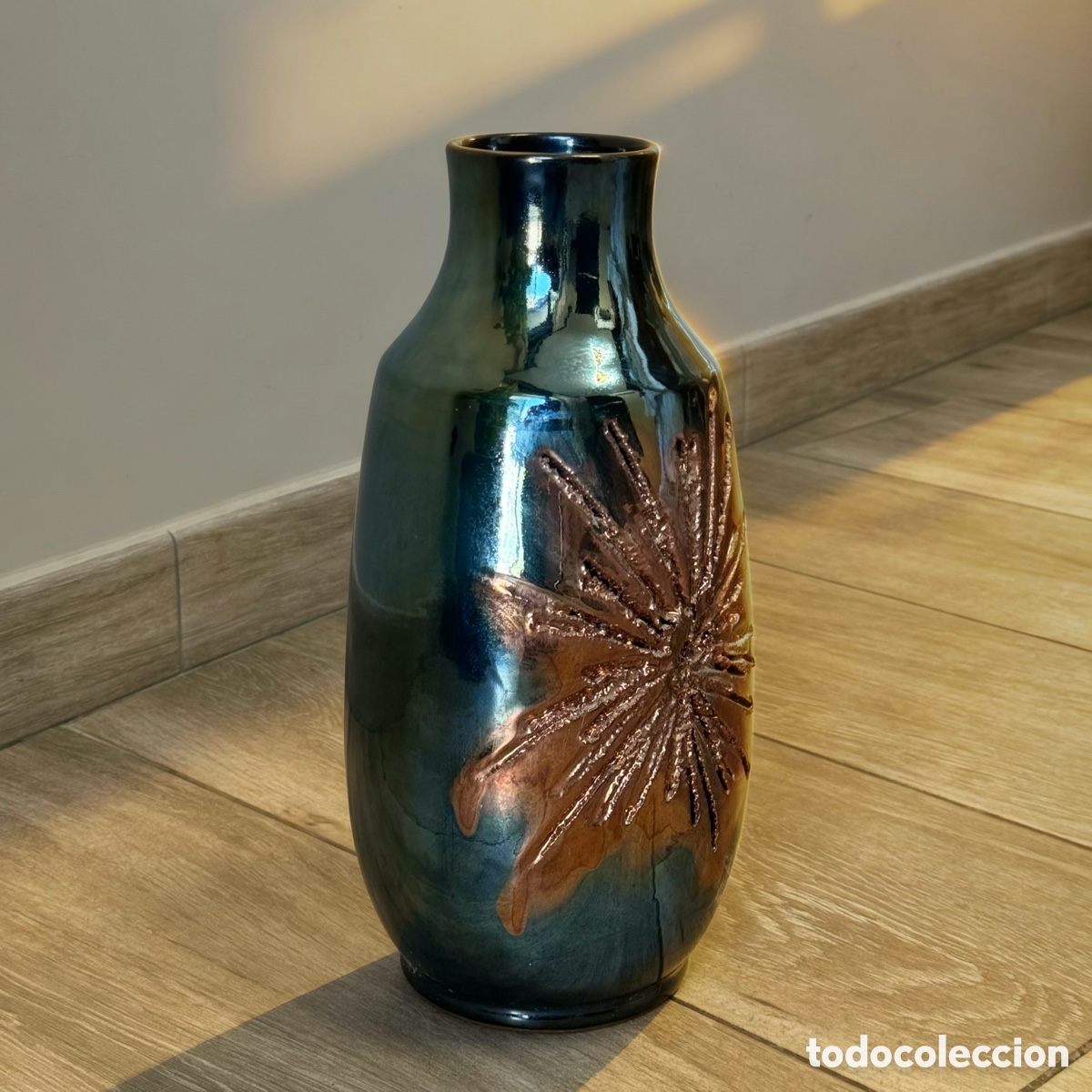Antig&uuml;edades: Jarr&oacute;n vintage de cer&aacute;mica esmaltada con reflejos met&aacute;licos azul y cobre estilo Mid Century Manises
