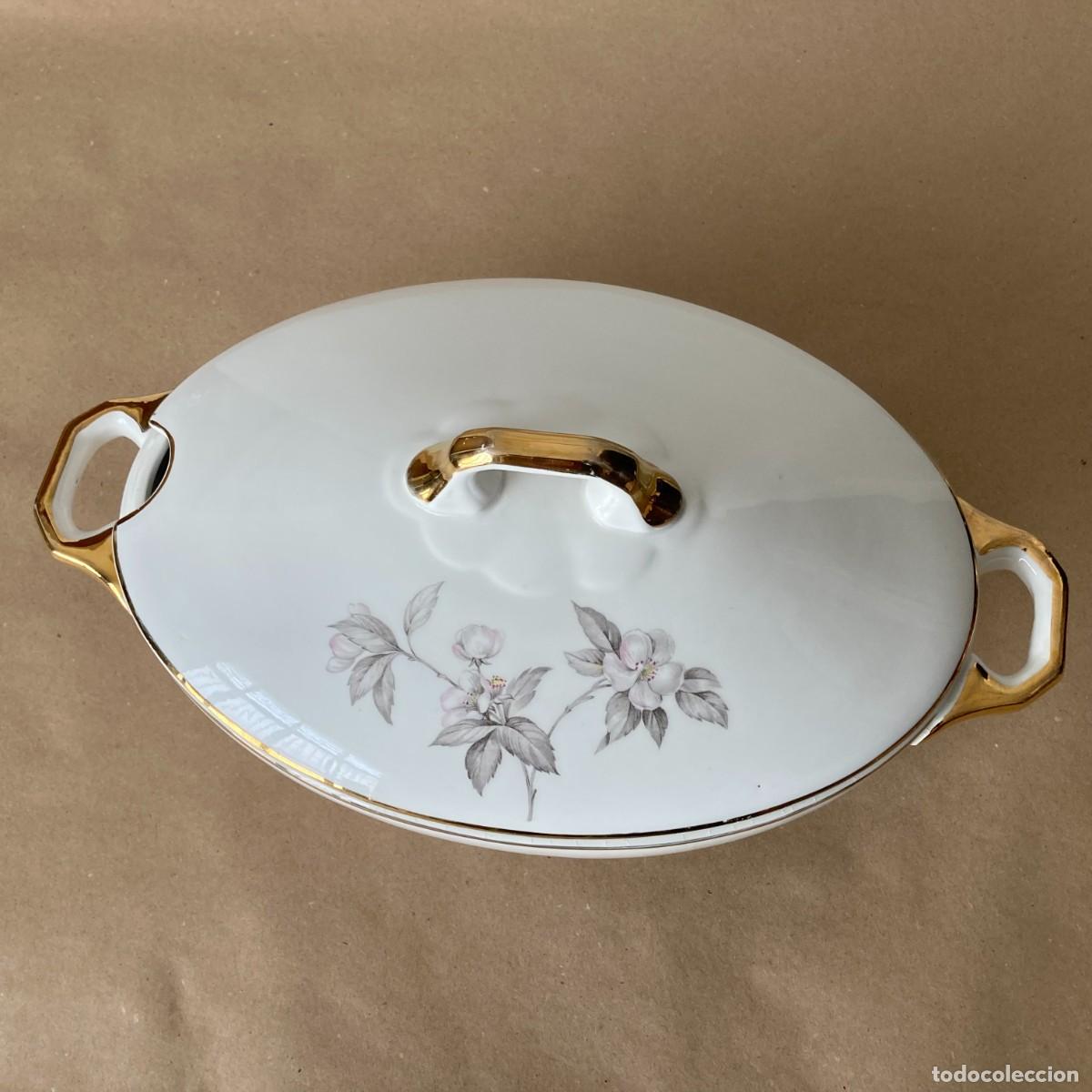 Antig&uuml;edades: SOPERA DE VAJILLA DE PORCELANA, FLORES GRISES Y FILO DORADO