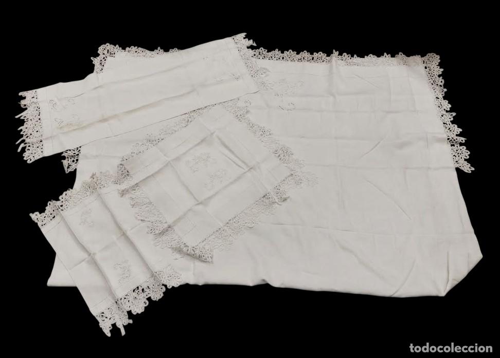 Antig&uuml;edades: CONJUNTO DE S&Aacute;BANA Y FUNDAS DE ALMOHADA Y COJ&Iacute;N. HILO Y PUNTILLA. ESPA&Ntilde;A. SIGLOS XIX-XX.