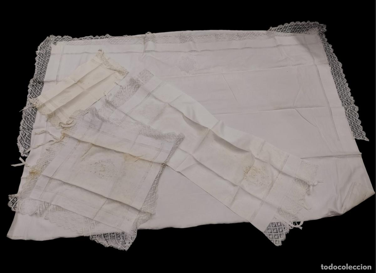 Antig&uuml;edades: CONJUNTO DE S&Aacute;BANA Y FUNDAS DE ALMOHADA Y COJ&Iacute;N. HILO Y PUNTILLA. ESPA&Ntilde;A. SIGLOS XIX-XX.